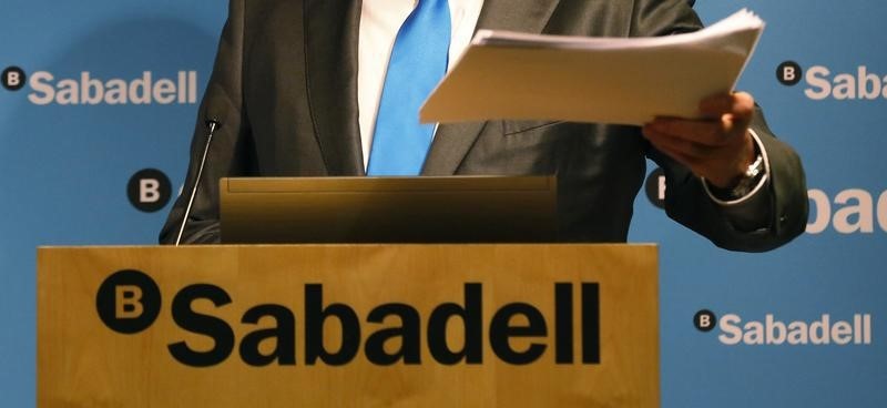 &copy; Reuters.  Banco Sabadell evalúa trasladar parte de su equipo gestor fuera de Cataluña