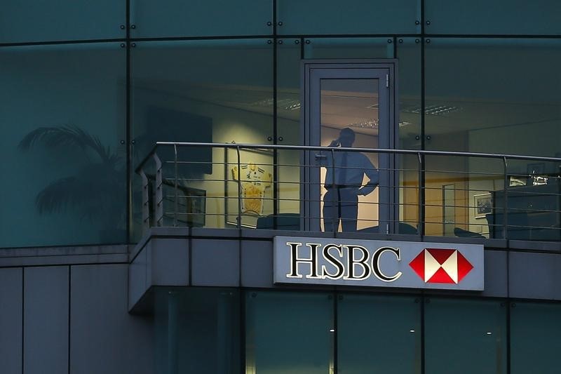 © Reuters. The HSBC bank logo is pictured at the bank headquarters in Paris