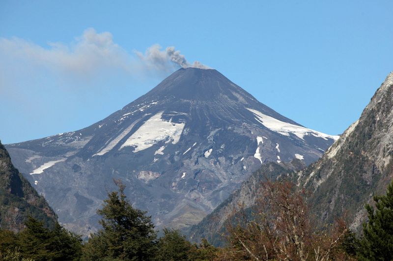 &copy; Reuters.  ACTUALIZA 2-Volcán chileno Calbuco sigue lanzando cenizas, nube alcanza sur de Brasil