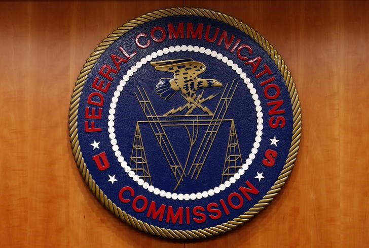 © Reuters. FILE PHOTO: The Federal Communications Commission (FCC) logo is seen in Washington