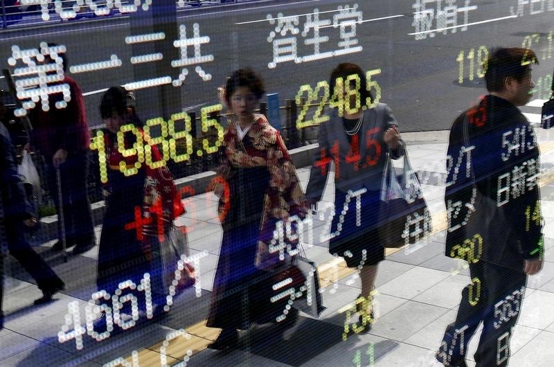 Shares in Asia mixed on caution as Fed, U.S. election eyed