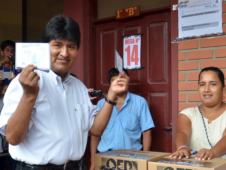 &copy; Reuters.  Evo Morales da por sentada doble paga de Navidad para trabajadores este año