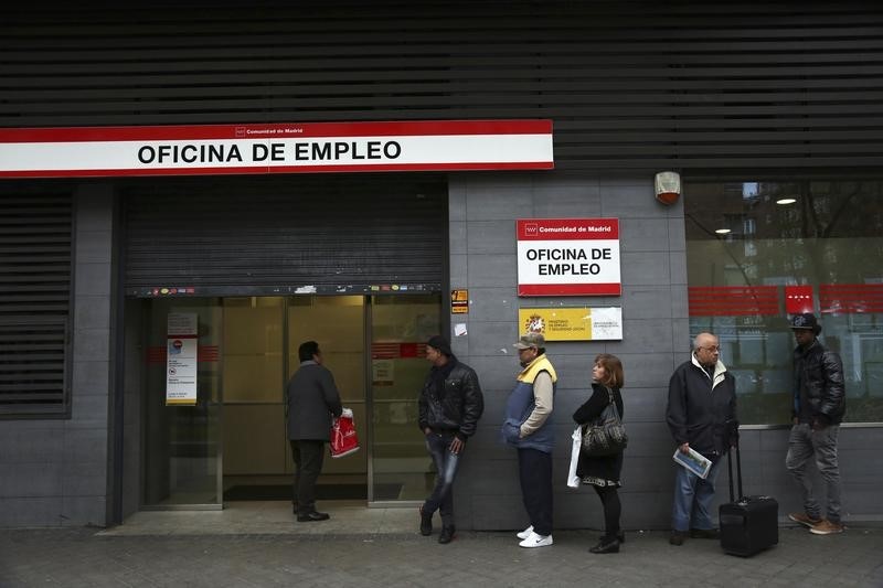 &copy; Reuters.  Spanish jobless claims fall by 83,600 in April