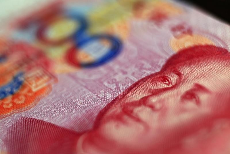 Yuan cinese al minimo di 15 anni, timori per la politica