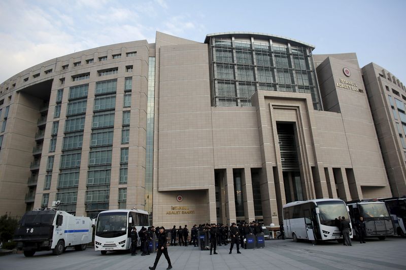 &copy; Reuters.  Açlık grevindeki eğitimci Gülmen ve Özakça'nın duruşması bugün yapıldı, eğitimcilerin kendi duruşmalarına katılmasına izin verilmedi