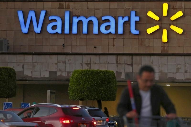 4 big earnings hits: Walmart rakes it in; Home Depot comes up short
