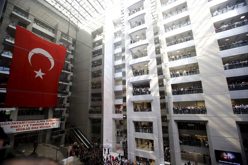 &copy; Reuters.  רעש אדמה בעוצמה 7.8 הכה בטורקיה; חשש למאות רבות של נפגעים