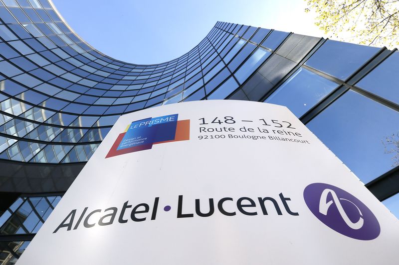 &copy; Reuters.  La CE da luz verde a la compra de francesa Alcatel-Lucent por Nokia