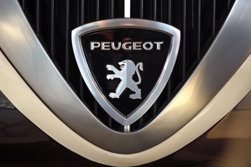 &copy; Reuters.  Peugeot Citroën lijdt onder embargo Iran