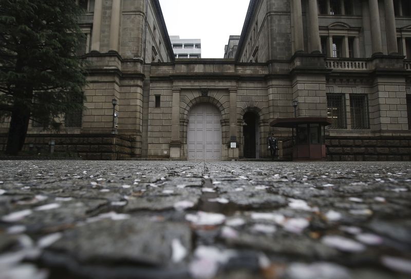 © Reuters. FILE PHOTO: A man wearing a protective mask walks past the headquarters of Bank of Japan amid the coronavirus disease (COVID-19) outbreak in Tokyo, Japan, May 22, 2020.REUTERS/Kim Kyung-Hoon/File Photo/File Photo