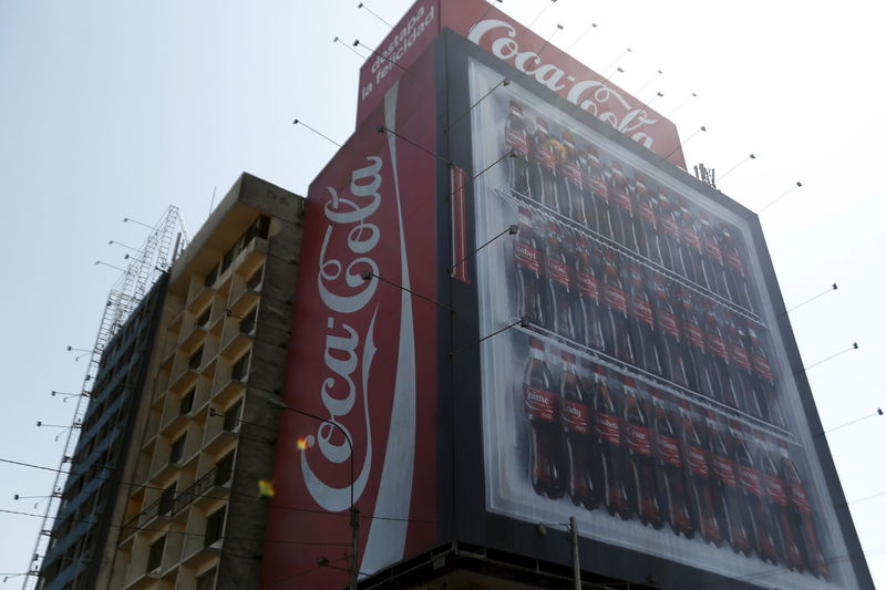 &copy; Reuters.  أرباح شركة كوكا كولا توافق التوقعات، لكن الإيرادات تتغلب على التوقعات في  Q4