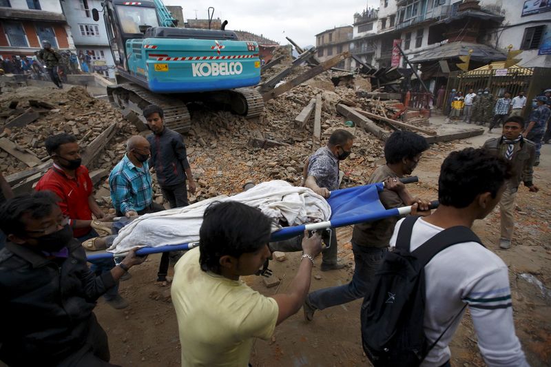 &copy; Reuters.  Nepal resgata 3 vítimas de terremoto após 8 dias; mais de 7 mil morreram