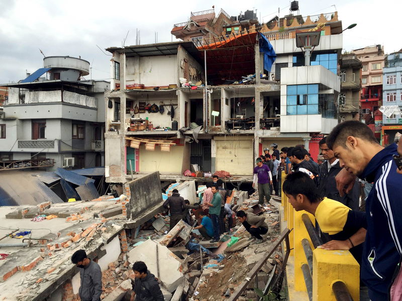 &copy; Reuters.  Nepaleses buscam sobreviventes do terremoto que matou mais de 2 mil pessoas