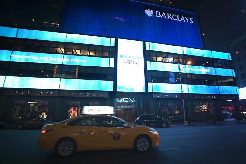 &copy; Reuters.  Barclays slips as Qatar&amp;#039;s wealth fund slashes stake - reports
