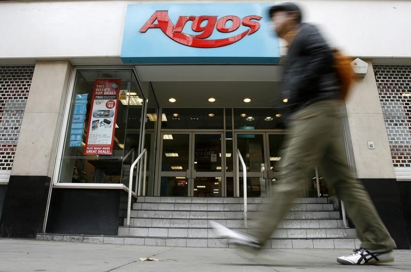 &copy; Reuters.  UPDATE 2-Poor Christmas for bid target's Argos strengthens Sainsbury's hand 