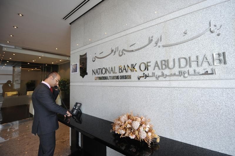 &copy; Reuters.  أرباح “أبوظبي الوطني” تتراجع بـ6% في عام 2015