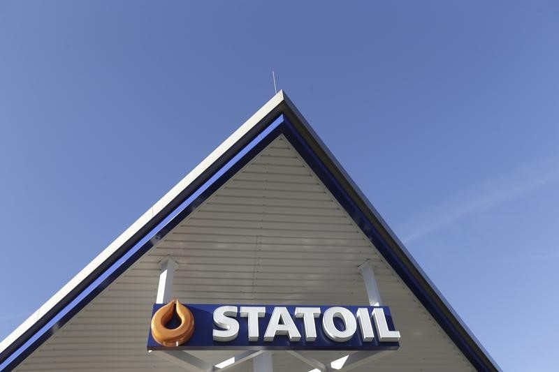 &copy; Reuters.  Oil spills into North Sea at Statfjord field - Statoil