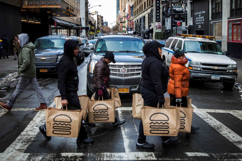 &copy; Reuters.  汉堡餐厅Shake Shack 3月同店销售额骤降三成 美国本土销售额锐减70%