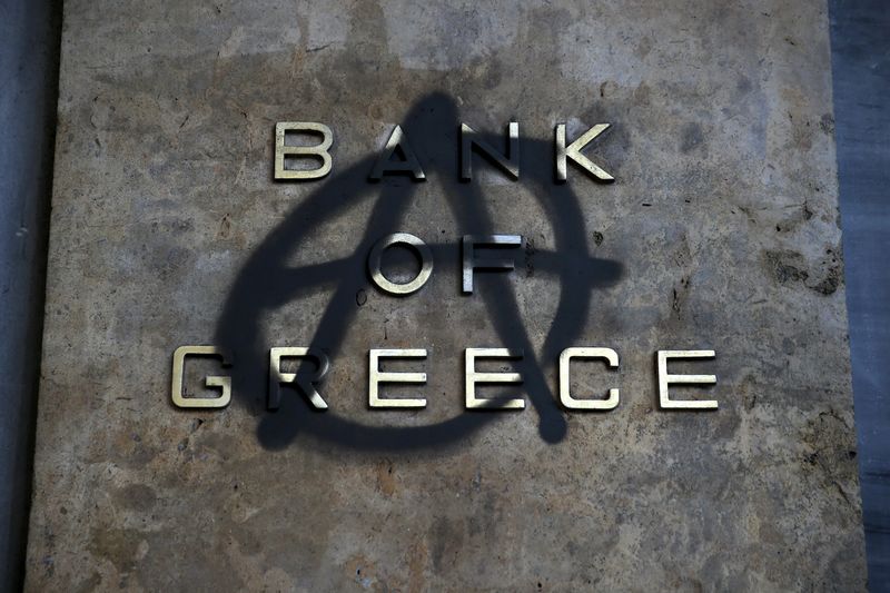 &copy; Reuters.  Dos bancos griegos pagan 1.350 millones en deudas morosas al fondo KKR