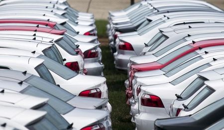 В феврале 2023 г. продажи новых легковых автомобилей в РФ оказались ниже прошлогодних на 43,4%