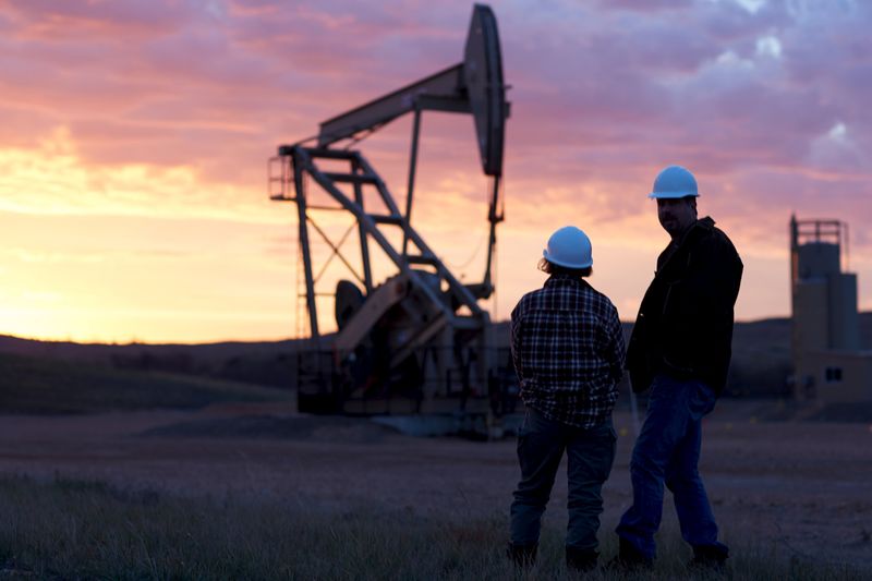 Petróleo fecha em queda em meio a forte aumento na produção da commodity nos EUA