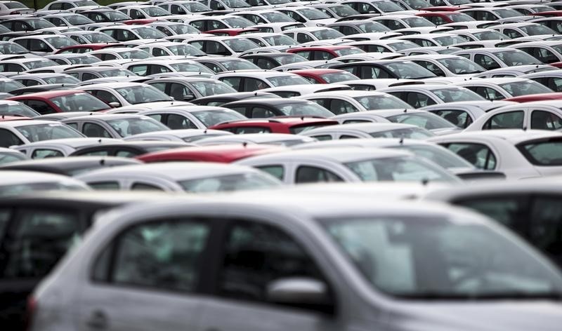 &copy; Reuters.  Vendas de carros e comerciais leves devem subir 12% este ano, diz Fenabrave