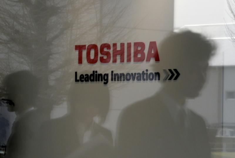 &copy; Reuters.  Toshiba shares fall 5 percent on possible new earnings mark-down