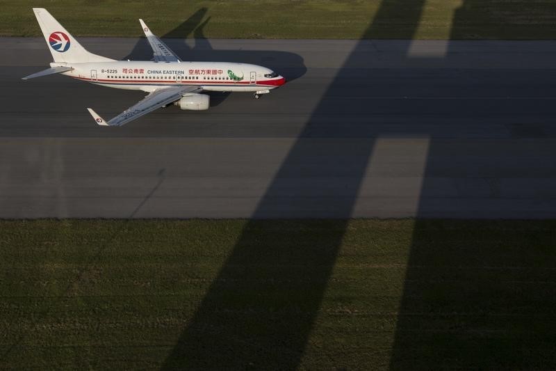 &copy; Reuters.  CORRECTED-UPDATE 2-With maiden jet flight, China enters dog-fight with Boeing, Airbus