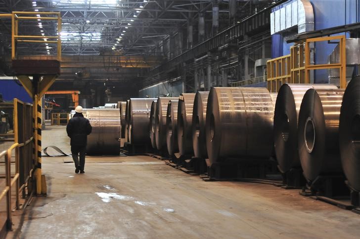 &copy; Reuters.  UPDATE 1-China iron ore hits 1-wk low as steel output curbs intensify