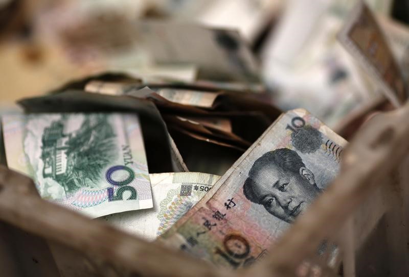 &copy; Reuters.  FOREX-Yuan reaches record low in New Year sales