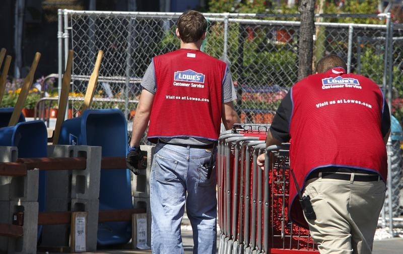 &copy; Reuters.  BRIEF-Lowe's Canada plans to hire 3,000 employees