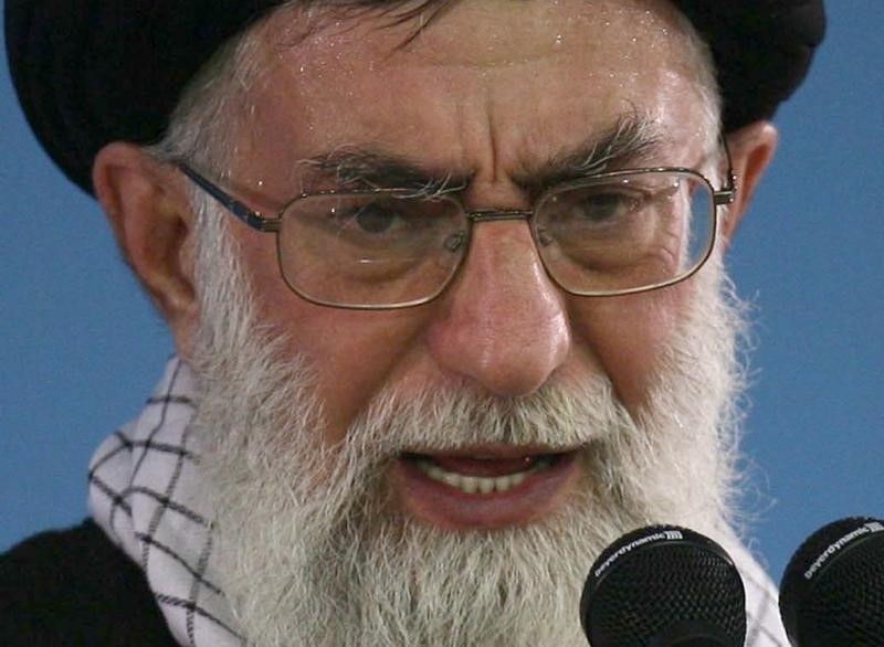 &copy; Reuters.  Jamenei dice que Irán destrozará el acuerdo nuclear multinacional si EEUU lo rompe