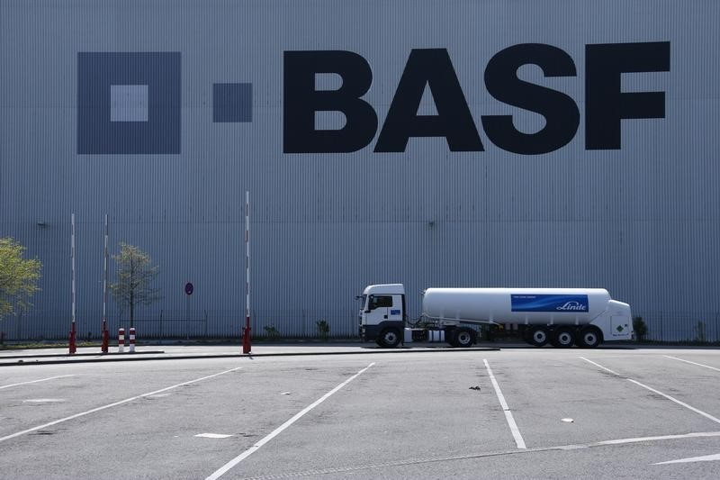 BOLSAS EUROPA-Acções caem sob o peso da BASF, mas em direcção a ganho semanal 