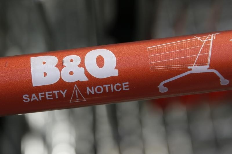 &copy; Reuters.  B&amp;Q and Screwfix owner Kingfisher sees sales fall less than expected