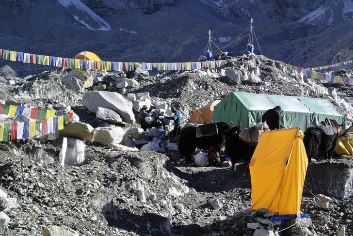 &copy; Reuters.  Australian man dies on descent from Everest Base Camp