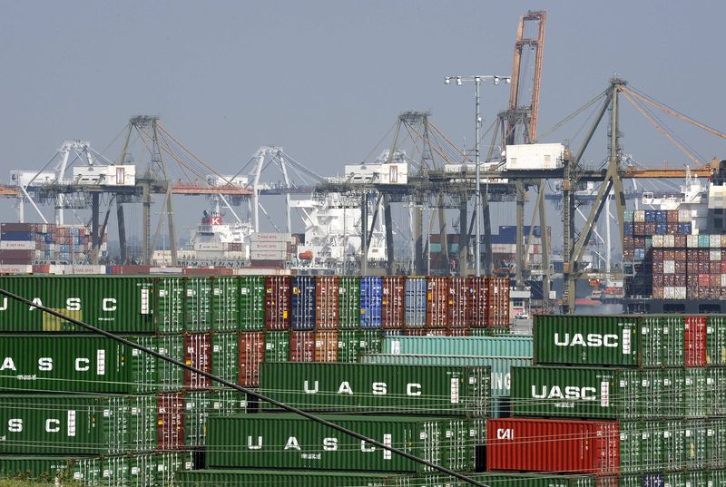 &copy; Reuters.  Global Trade Suffers First Full-Year Drop Since Financial Crisis