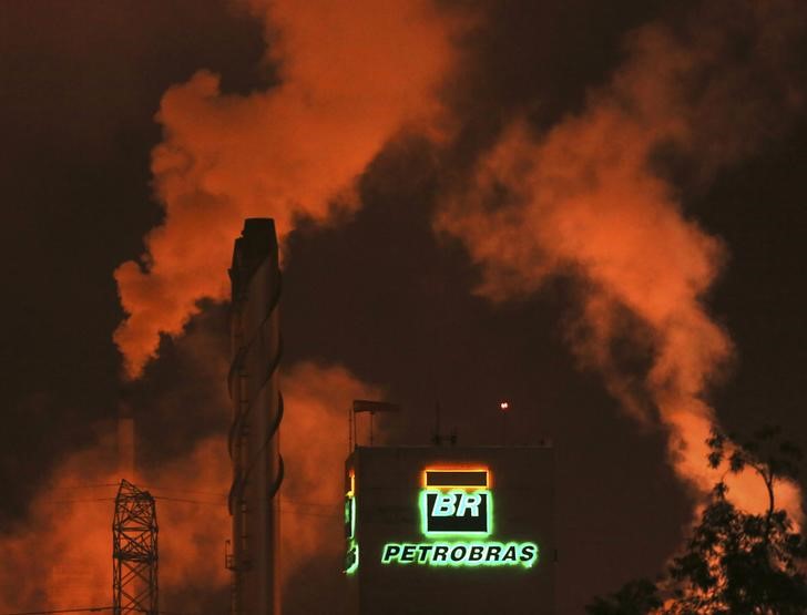 &copy; Reuters.  Incêndio paralisa unidade de refinaria da Petrobras no RJ e limita produção