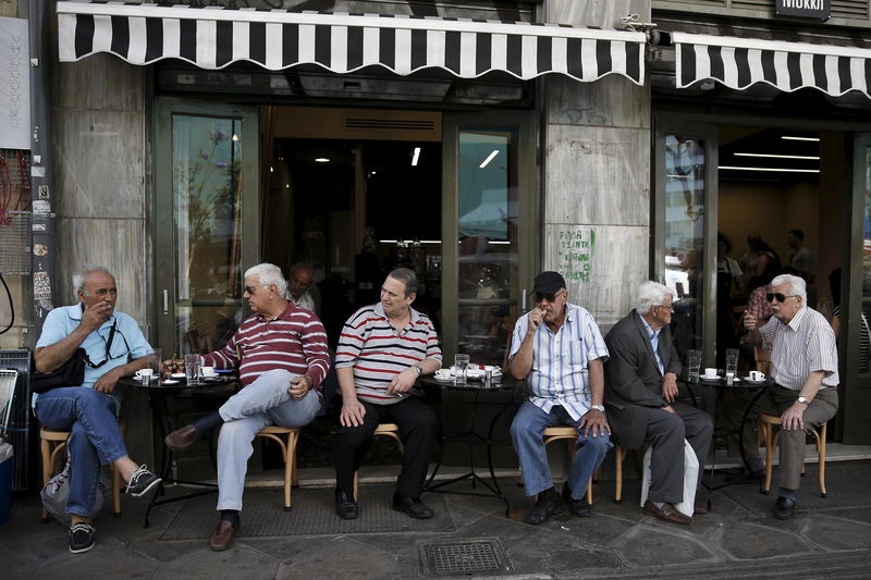 &copy; Reuters.  El paro en Grecia bajó una décima en octubre hasta el 23 %