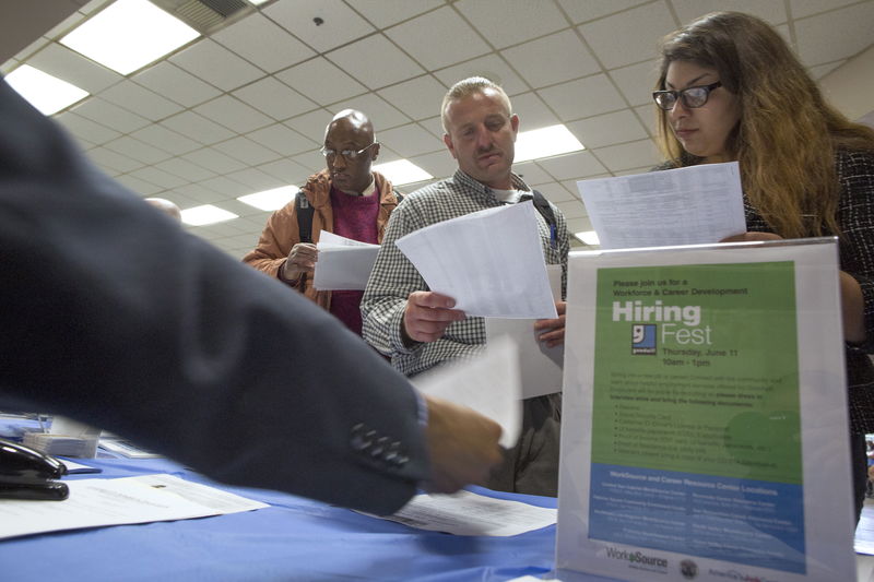 &copy; Reuters.  U.S. unemployment requests rise slightly more-than-expected