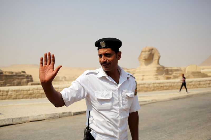 &copy; Reuters.  “زعزوع”: 10% تراجعاً فى الدخل السياحى لمصر بنهاية العام الجارى