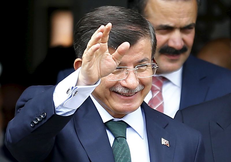 &copy; Reuters.  AKP Savunma Bakanı İsmet Yılmaz'ı meclis başkanı adayı olarak belirledi - Davutoğlu