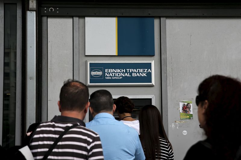 &copy; Reuters.   希腊关闭银行，实施资金控制