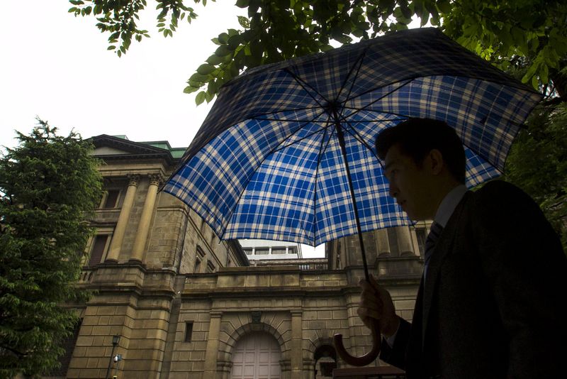 &copy; Reuters.  Банк Японии повысил прогноз инфляции на текущий фингод
