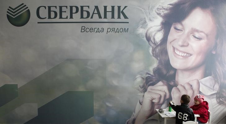 &copy; Reuters.  Сбербанк ограничил лимит одной операции по снятию наличности в сельских магазинах 5 тыс. рублями
