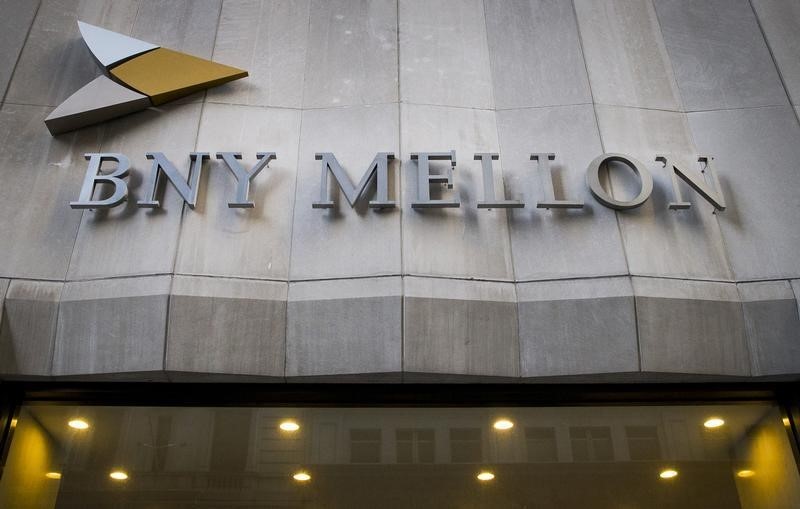 Lucro da Bank of NY Mellon supera projeções por $0,22; receita menor do que estimativas