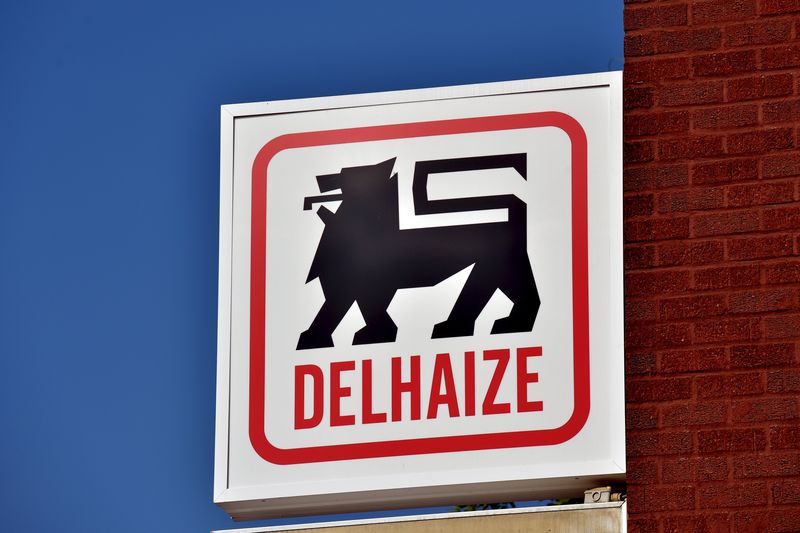 &copy; Reuters.  Investors seek shareholder vote on Ahold Delhaize takeover defence