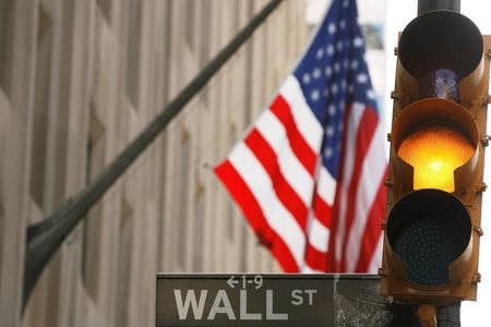 Рынок акций  США закрылся падением, Dow Jones снизился на 1,11%