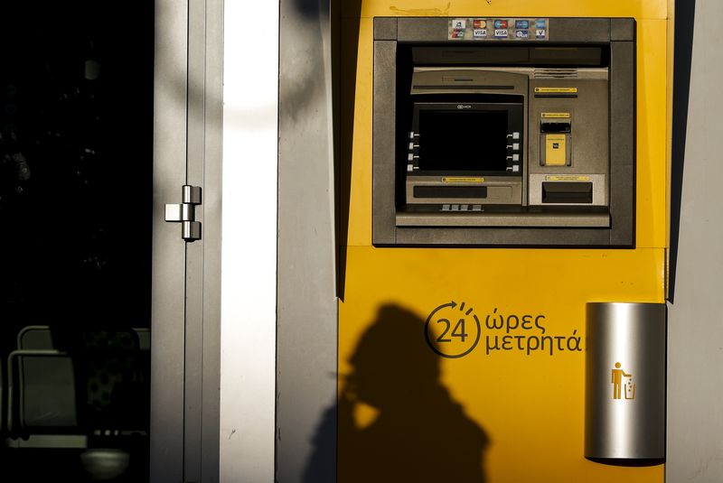 &copy; Reuters.  El BCE reduce créditos de urgencia a banco griegos al descender su necesidad