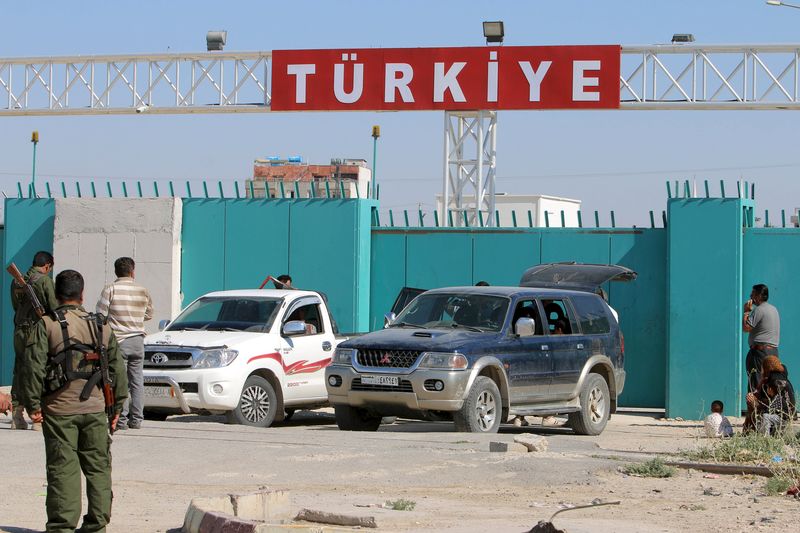 &copy; Reuters.  Roadside bomb kills four police in southeast Turkey