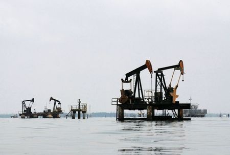 OPEC+ arz kesintisinin ardından WTI yükseldi, Brent yatay seyirde